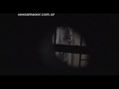 ❤️ Lourinho é secretamente filmado por um voyeur de bairro escondido atrás de tijolos ocos ❤❌ Apenas porno em nós ️❤